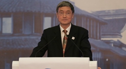 熊群力发表演讲