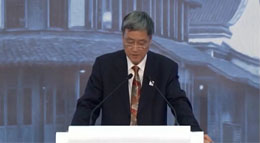 熊群力发表演讲