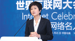 中央电视台主持人 张泉灵