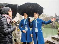 志愿者雨中指路