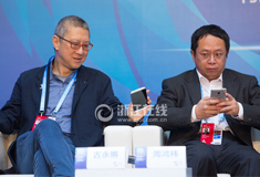 乌镇表情：机不离手 大咖们原来也是手机控